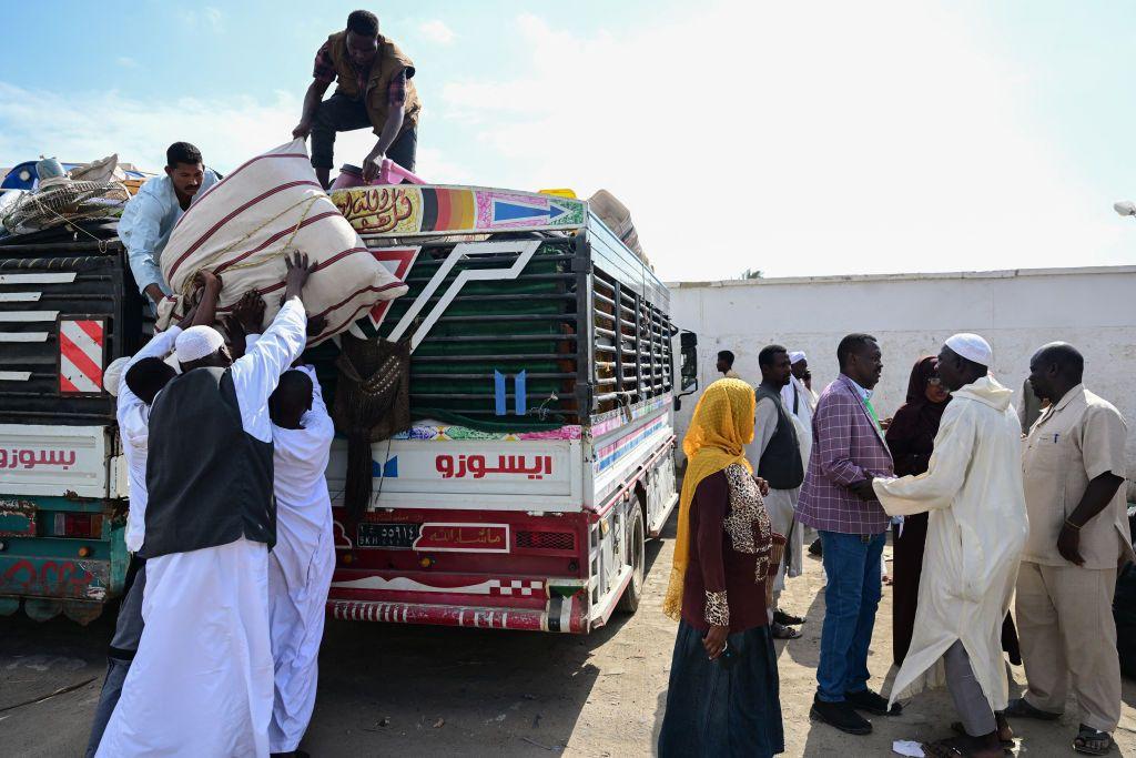 نازحون يحملون أمتعتهم على شاحنة استعداداً للعودة من بورتسودان إلى ولاية الجزيرة التي استعادها الجيش السوداني من قوات الدعم السريع الشهر الماضي، في 10 فبراير/شباط 2025