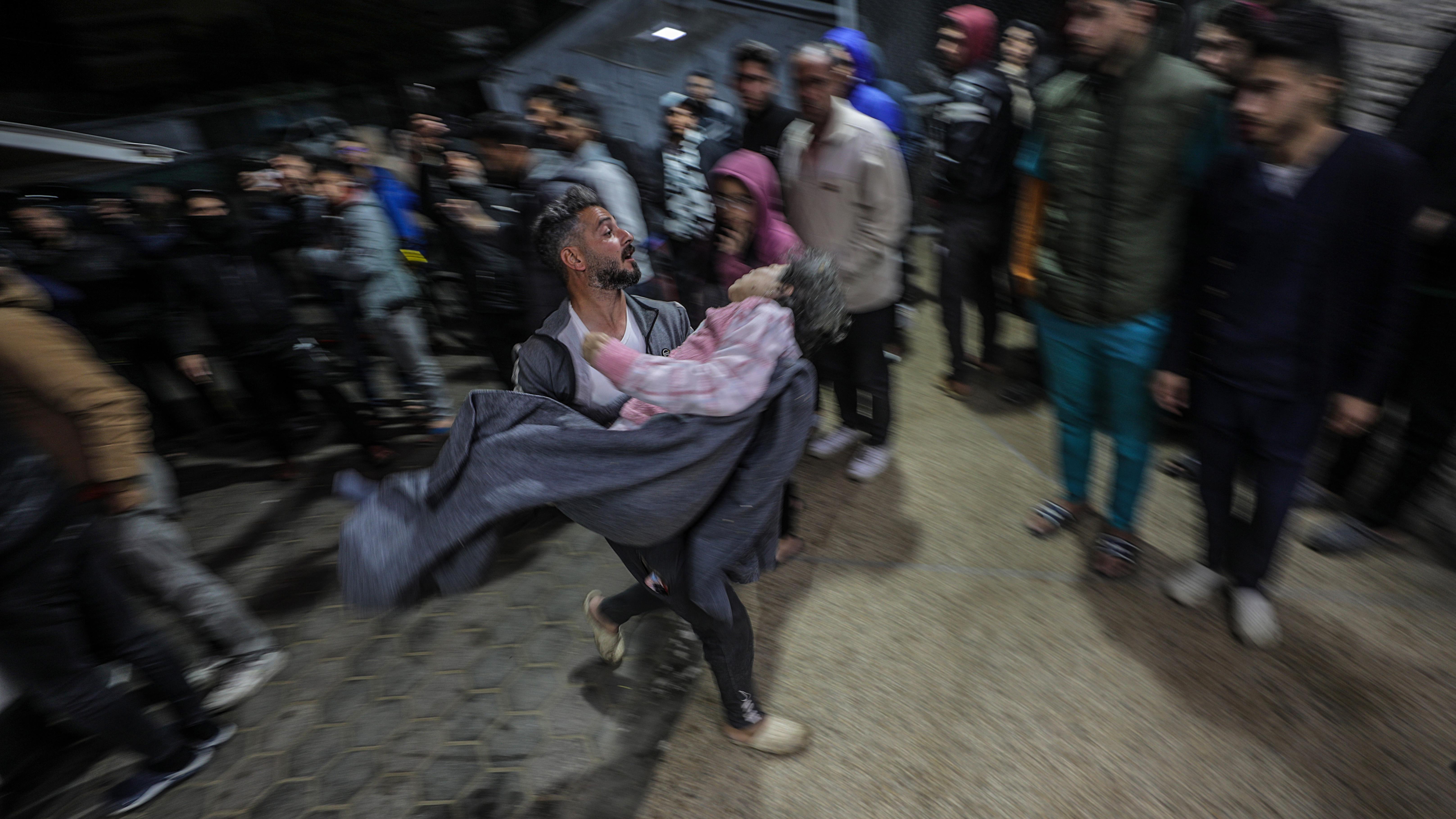 نقل امرأة فلسطينية مصابة إلى مستشفى شهداء الأقصى في دير البلح، وسط قطاع غزة.