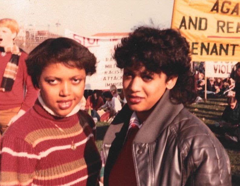 Una joven Kamala Harris, a la derecha, con una amiga en una protesta