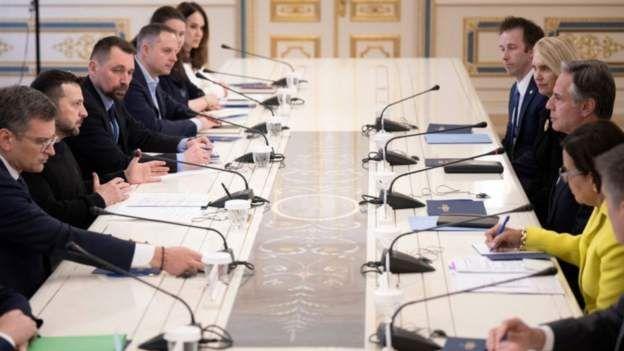 حضر الرئيس زيلينسكي ووزير الخارجية الأوكراني دميترو كوليبا (يسار) ومسؤولون آخرون اجتماعاً مع بلينكن (يمين) في كييف في وقت سابق.