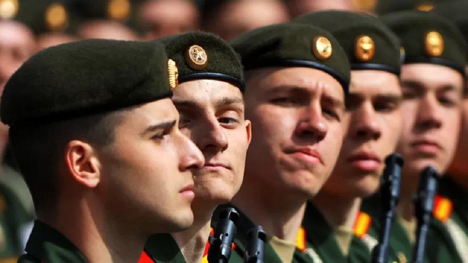 Para serdadu Rusia berlatih untuk Parade Hari Kemenangan di Moskow, 7 May 2022.