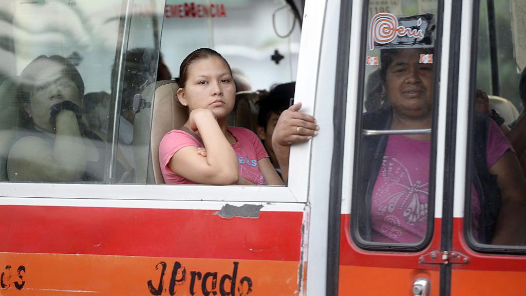 Dos mujeres, a bordo de una combi en Lima.
