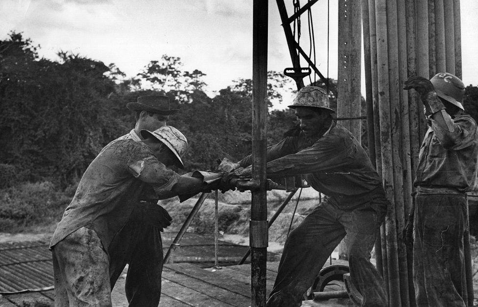 Trabajadores con un talandro en una plataforma petrolera