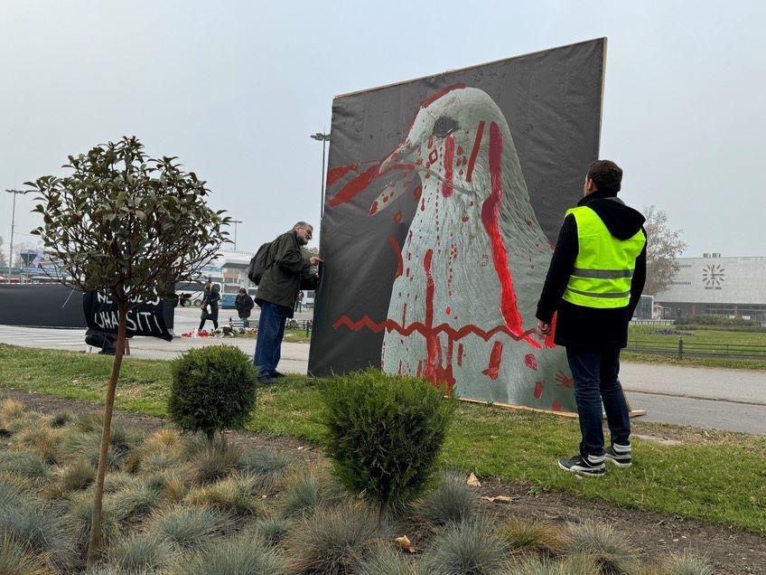 Štampanu grafiku vizuelnog umetnika Viktora Jana okupljeni su oslikali crvenom bojom, simboličnim tragovima krvi