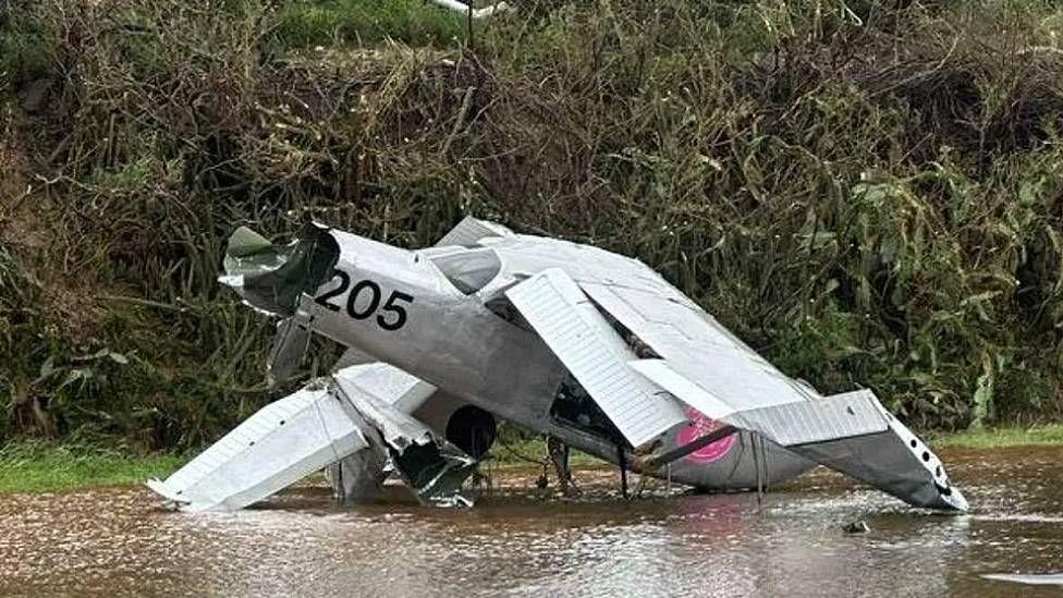 Una avioneta dañada tras el paso del huracán
