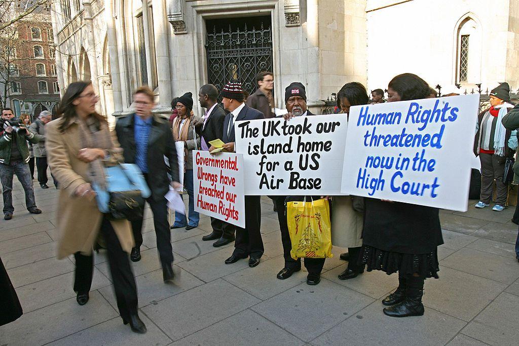 Penduduk Kepulauan Chagos dan para pendukung mereka tiba di pengadilan di pusat kota London, 5 Februari 2007, saat mereka bersiap untuk melawan putusan pengadilan yang akan mencegah penduduk pulau tersebut kembali ke rumah mereka di kepulauan Chagos di tengah Samudra Hindia. 