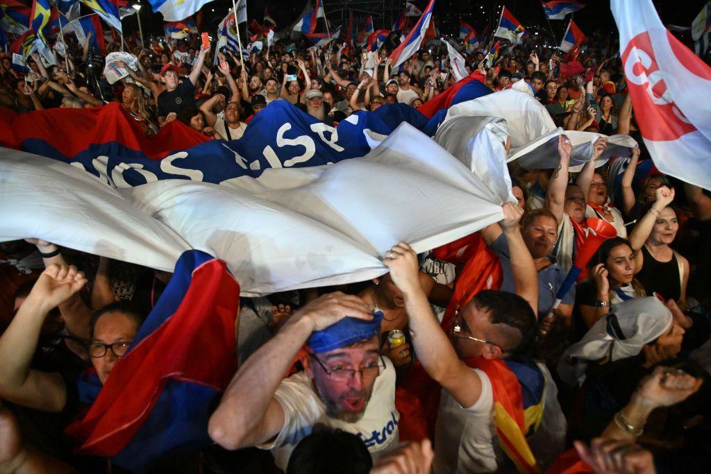 Los simpatizantes del Frente Amplio celebran la victoria de Orsi en Montevideo