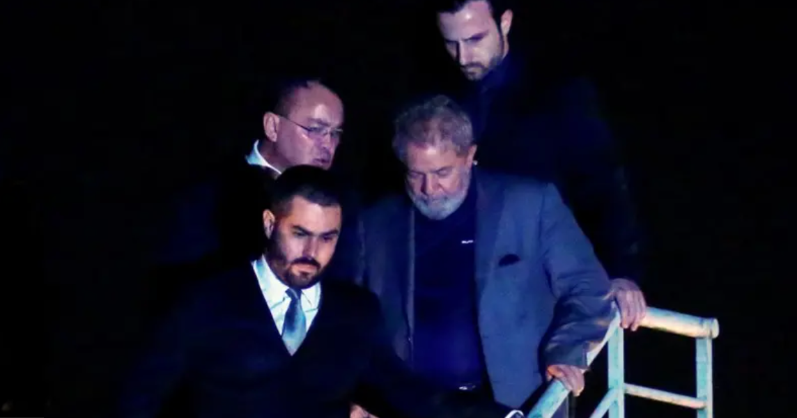 Lula escoltado na sua chegada a Curitiba, em 2018, quando foi preso pela Operação Lava Jato