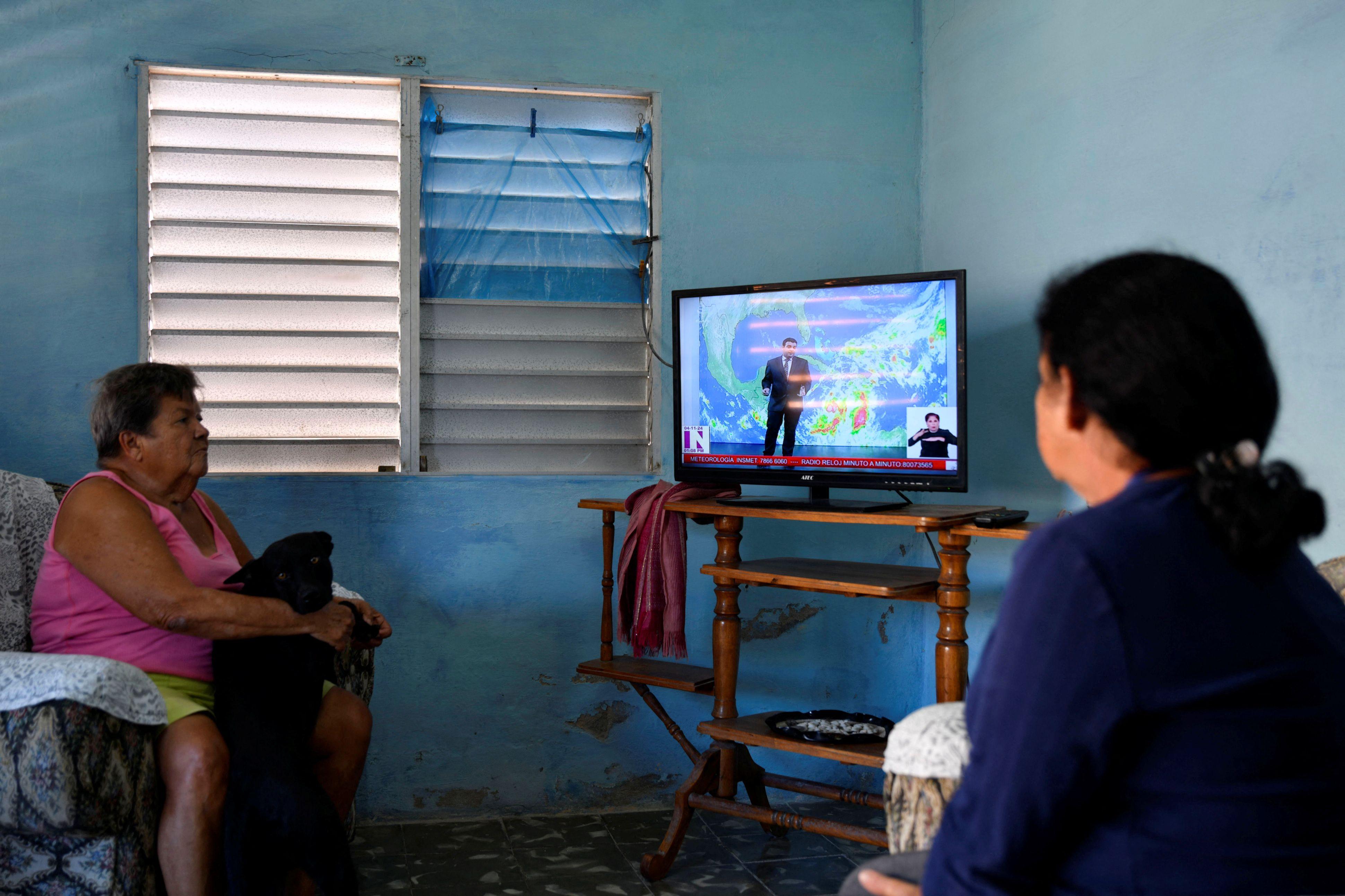 Mujeres viendo tv