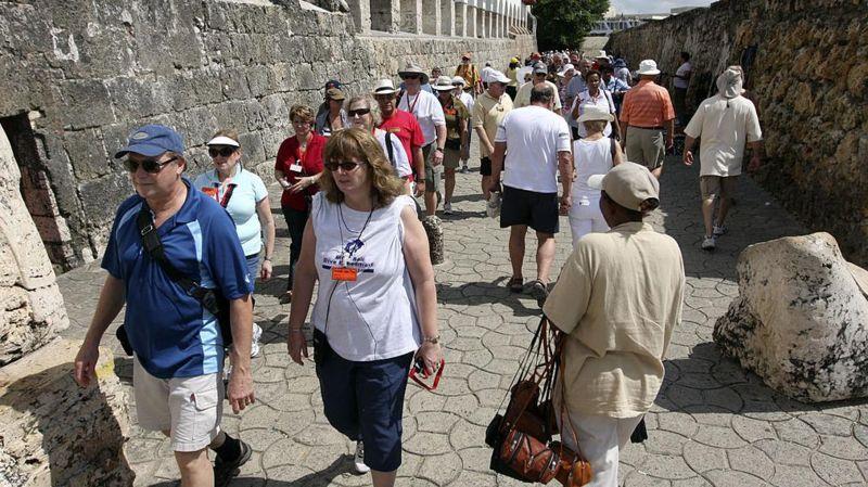 Turistas em rua de Cartagena