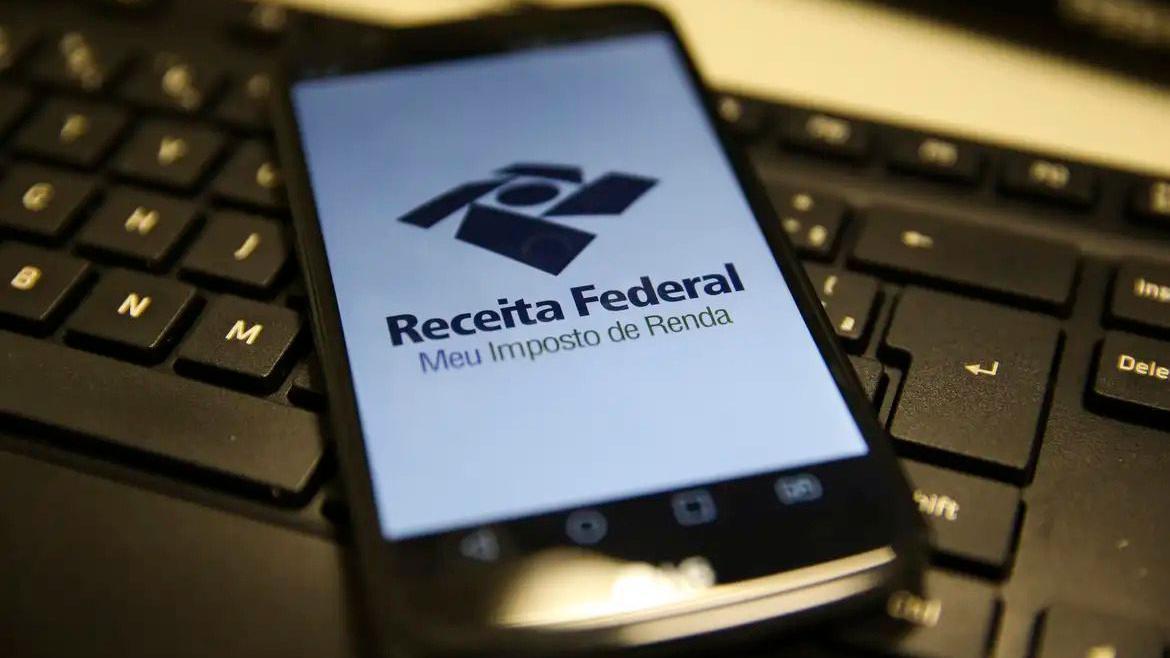 Tela do celular mostra página inicial do aplicativo da Receita Federal para declaração do Imposto de Renda Pessoa Física