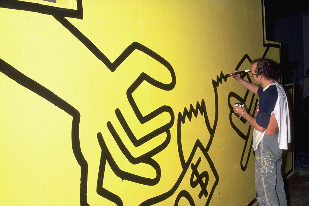 Keith Haring creando una de sus obras en Nueva York en 1985.