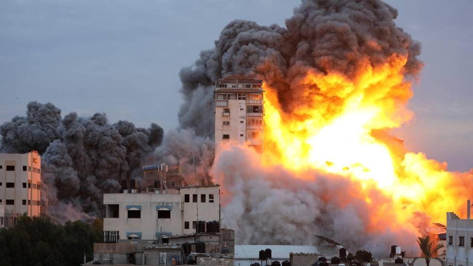 Explosión entre edificios por un bombardeo