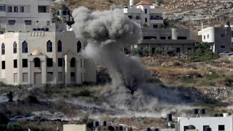 دخان يتصاعد من انفجار خلال غارة للجيش الإسرائيلي على مدينة جنين بالضفة الغربية، 19 يونيو/حزيران 2023