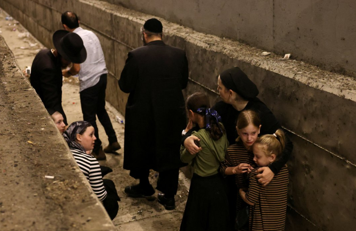 Israelíes se refugian durante el ataque con misiles de Irán.