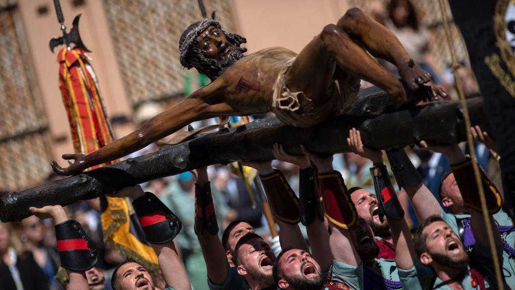 Una figura de crucifijo que representa a 'El Cristo de la Buena Muerte' durante la procesión de Semana Santa.