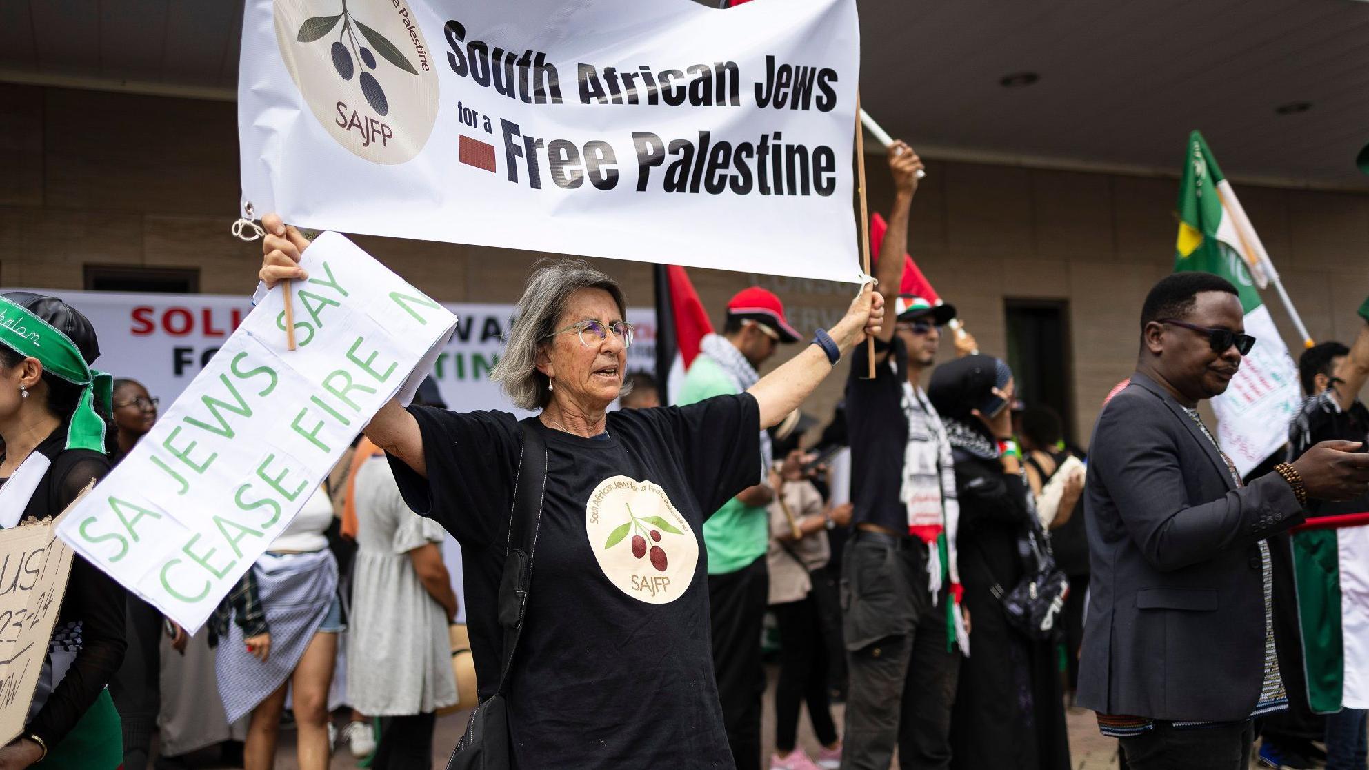 متظاهرة ترفع لافتة تأييد من اليهود في جنوب أفريقيا