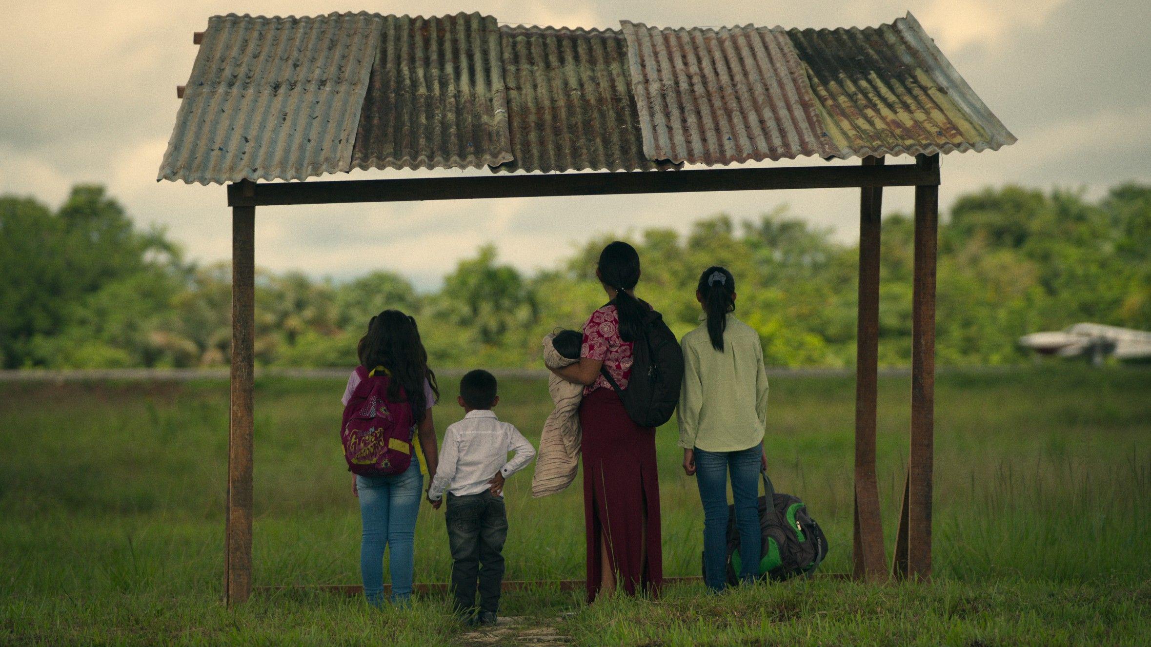 Representación de los menores junto a su madre en el documental de Netflix.