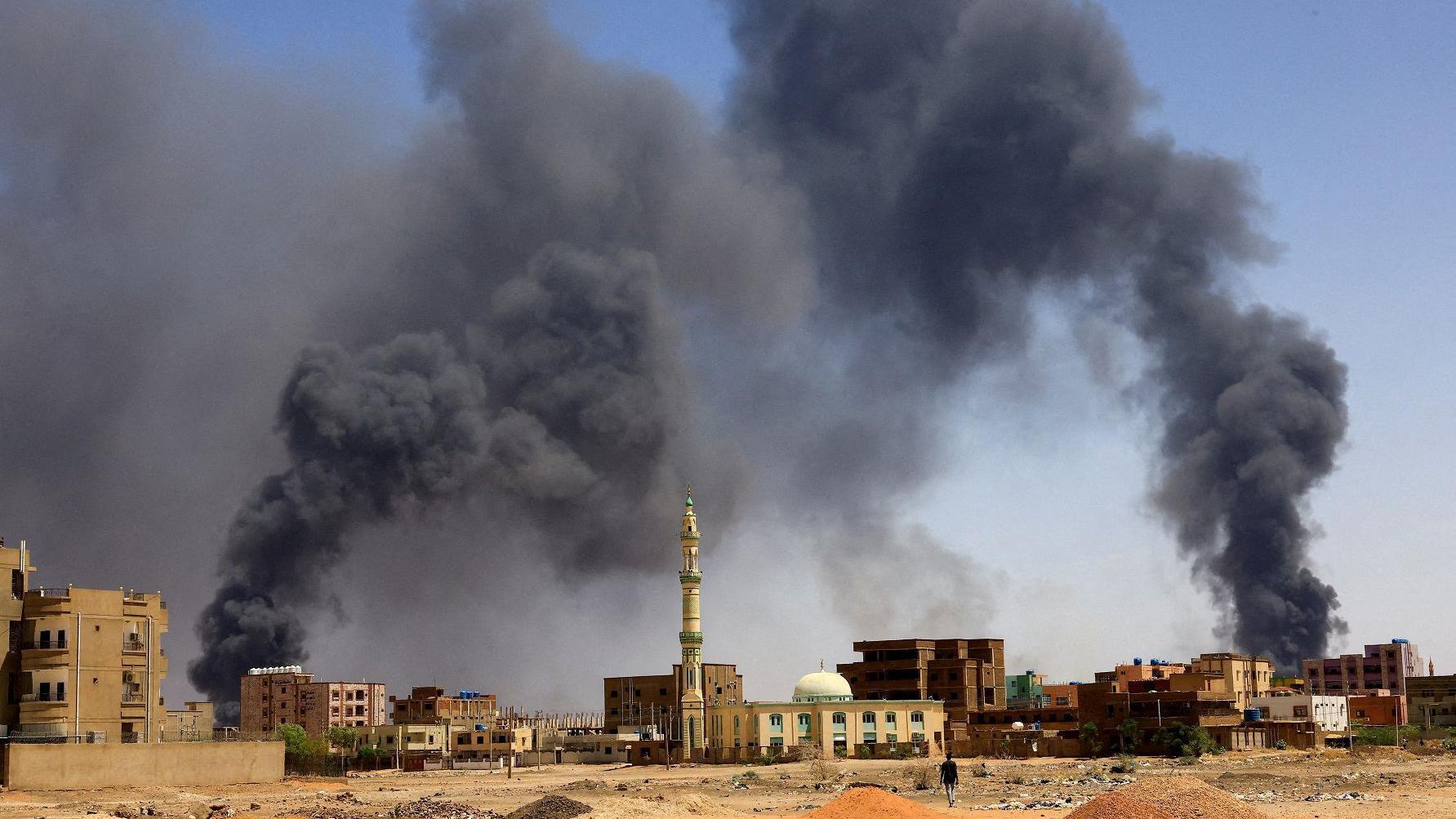 تصاعد الدخان فوق المباني بعد قصف جوي خلال اشتباكات بين قوات الدعم السريع والجيش في الخرطوم