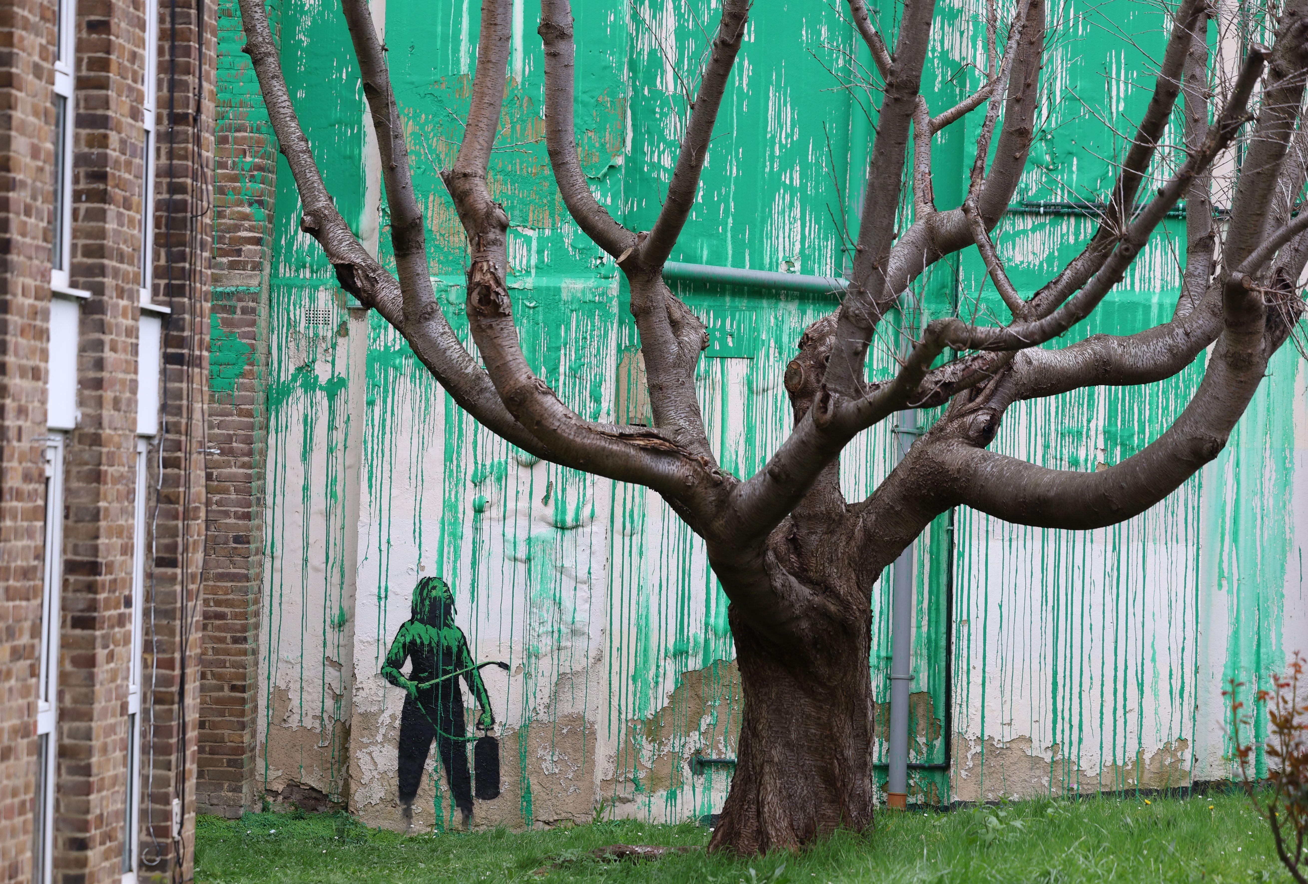 El mural fue pintado para dar la impresión de que se trataba del follaje de un cerezo.