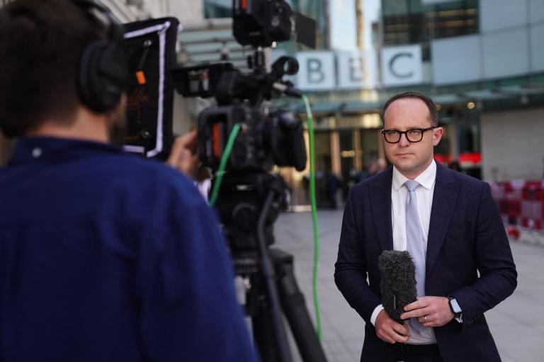 Un reportero frente a la sede de la BBC