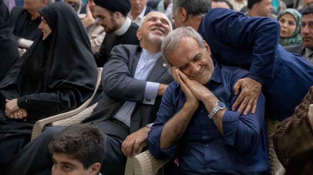 بزشكيان مع محمد جواد ظريف من زيارة قبر الخميني 
