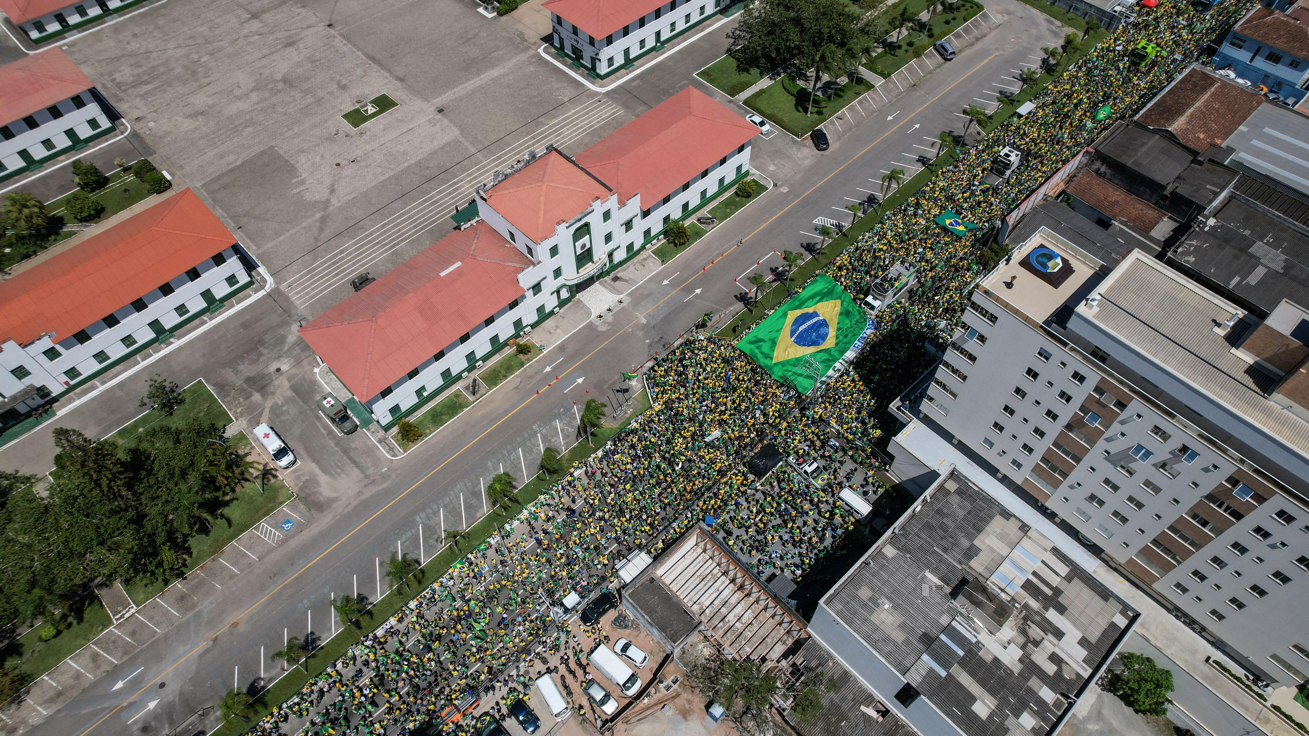 Santa Catarina'da bir kışla önünde toplanan Bolsonaro destekçileri.