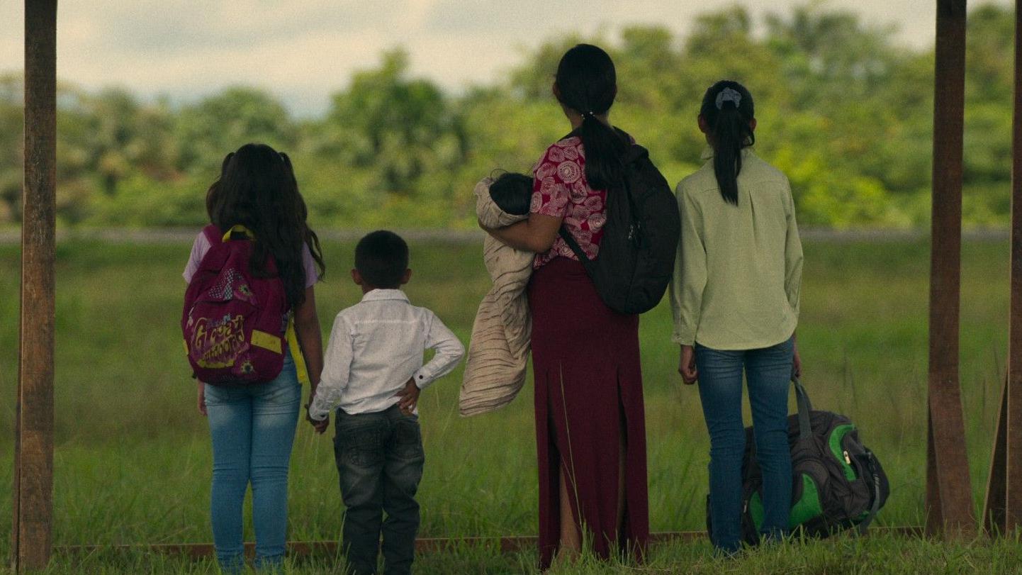 Representación de los menores junto a su madre en el documental de Netflix.