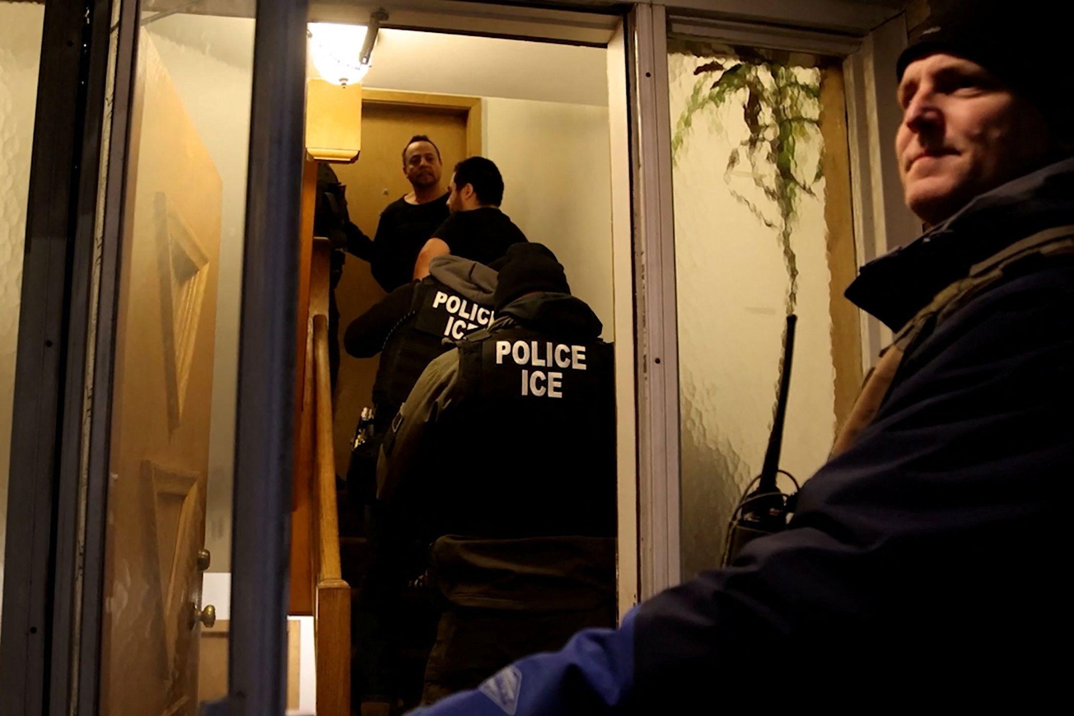 Policiais do ICE prendem imigrante na porta de casa em Chicago