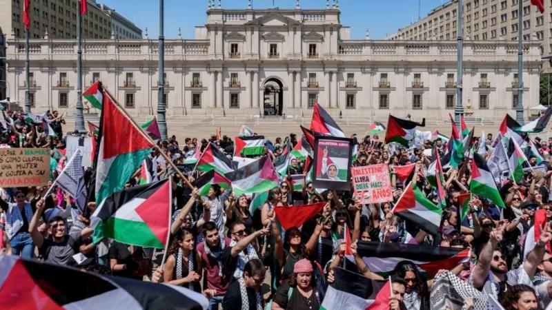 Miembros de la comunidad palestina en Chile manifestaron frente al palacio de La Moneda en Chile días después del comienzo de la ofensiva de Israel en Gaza.