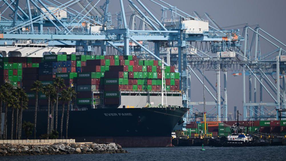 Un barco cargado con contenedores en un puerto de EEUU.