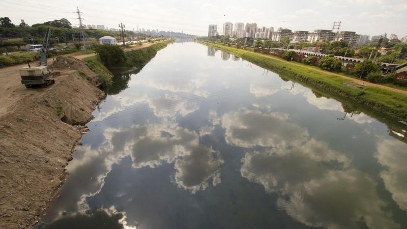 Marginal Pinheiros vista a partir de ponte em cima do rio