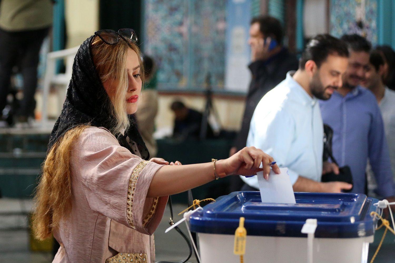 ناخبة تدلي بصوتها في الانتخابات الرئاسية الإيرانية 2024