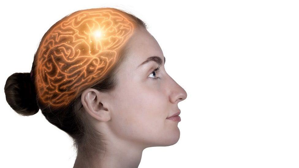 Una mujer con el cerebro iluminado