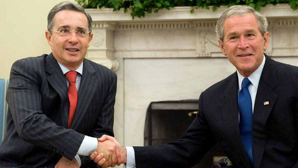 Los expresidentes de Colombia y Estados Unidos, Álvaro Uribe y George W. Bush, en 2008.