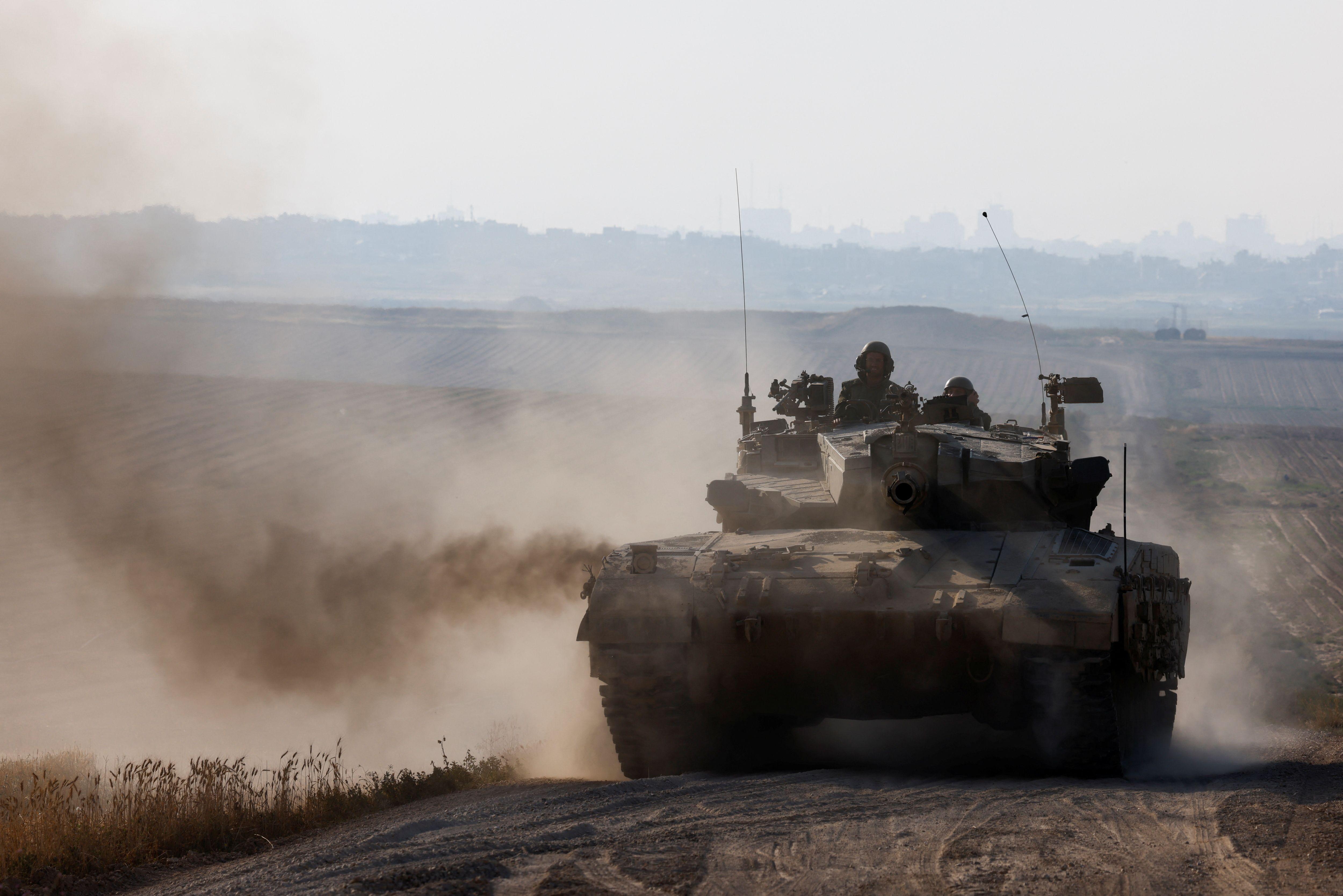 مناورات للدبابات الإسرائيلية بالقرب من حدود إسرائيل مع غزة، وسط الصراع المستمر بين إسرائيل وحركة حماس الإسلامية الفلسطينية، في جنوب إسرائيل، 7 أبريل، 2024.