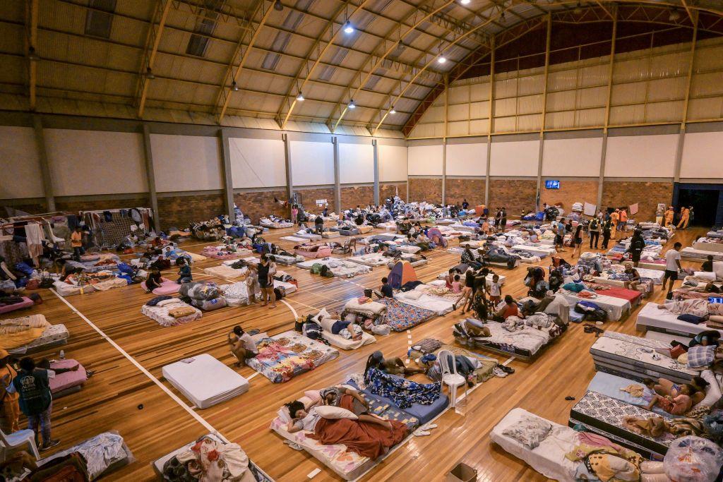 Pessoas abrigadas em ginário em Porto Alegre