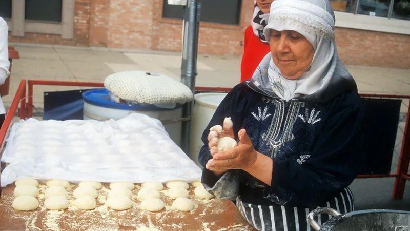 Una mujer haciendo pan