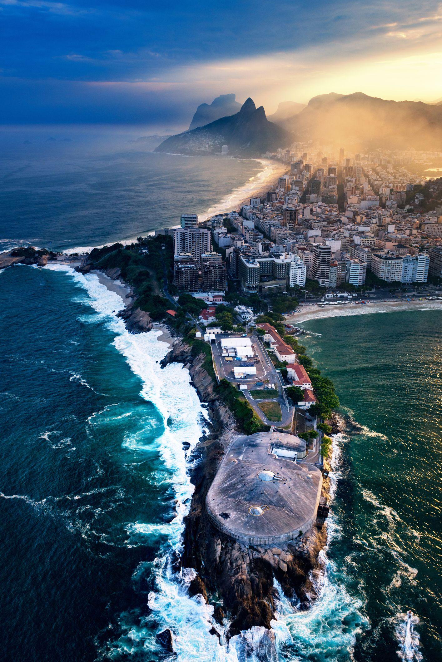 Una vista aérea del lugar donde estaba situada la primera iglesia de la virgen de Copacabana en Brasil. 