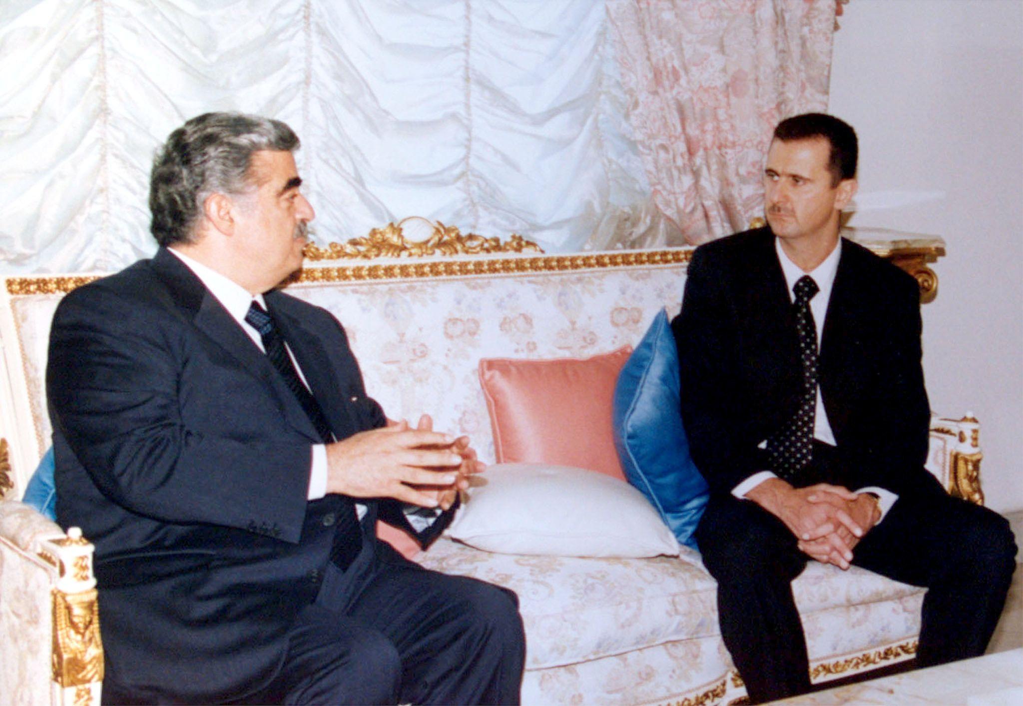 الرئيس السوري بشار الأسد ورئيس وزراء لبنان الراحل رفيق الحريري في دمشق عام 2000
