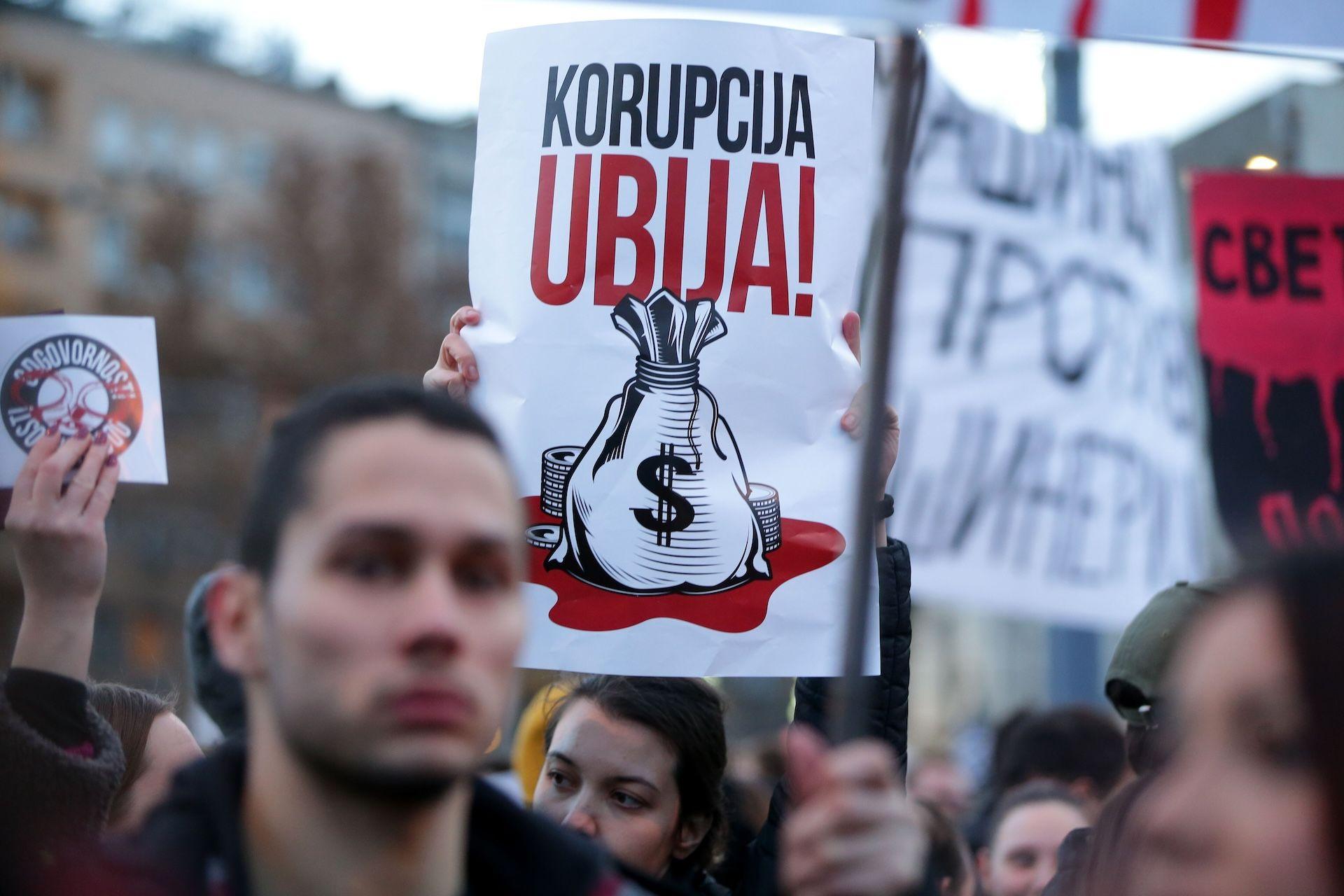 „Korupcija ubija" se izdvojio među sloganima demonstranata