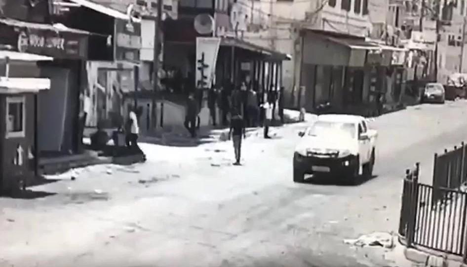 لقطة لفيديو المراقبة تُظهر عبد الرحمن حسن أحمد حردان وهو يقف في شارع في جنين قبل لحظات من أن يتم إطلاق النار عليه وقتله من قبل القوات الإسرائيلية خلال عملية عسكرية كبيرة في مدينة الضفة الغربية (4 يوليو 2023)