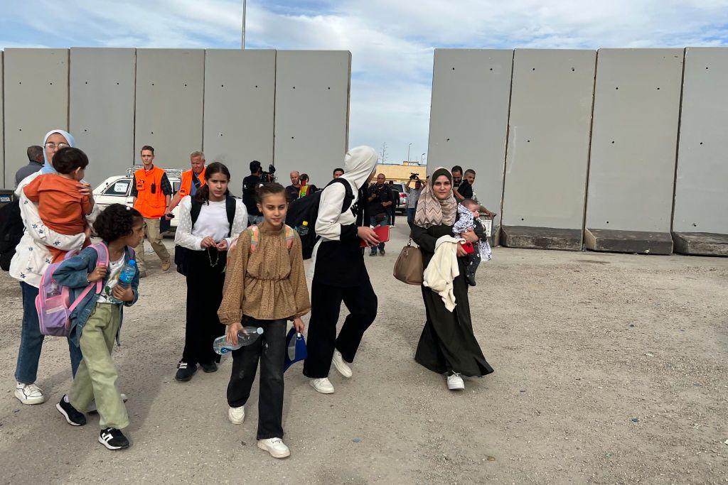 مواطنون فلسطينيون مزدوجو الجنسية يصلون إلى الجانب المصري من معبر رفح الحدودي مع قطاع غزة