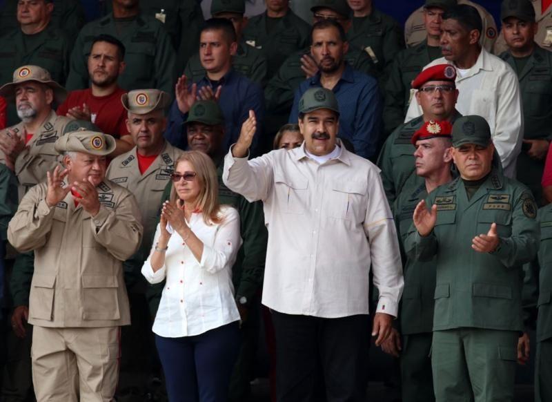 Nicolas Maduro ao lado de apoiadores