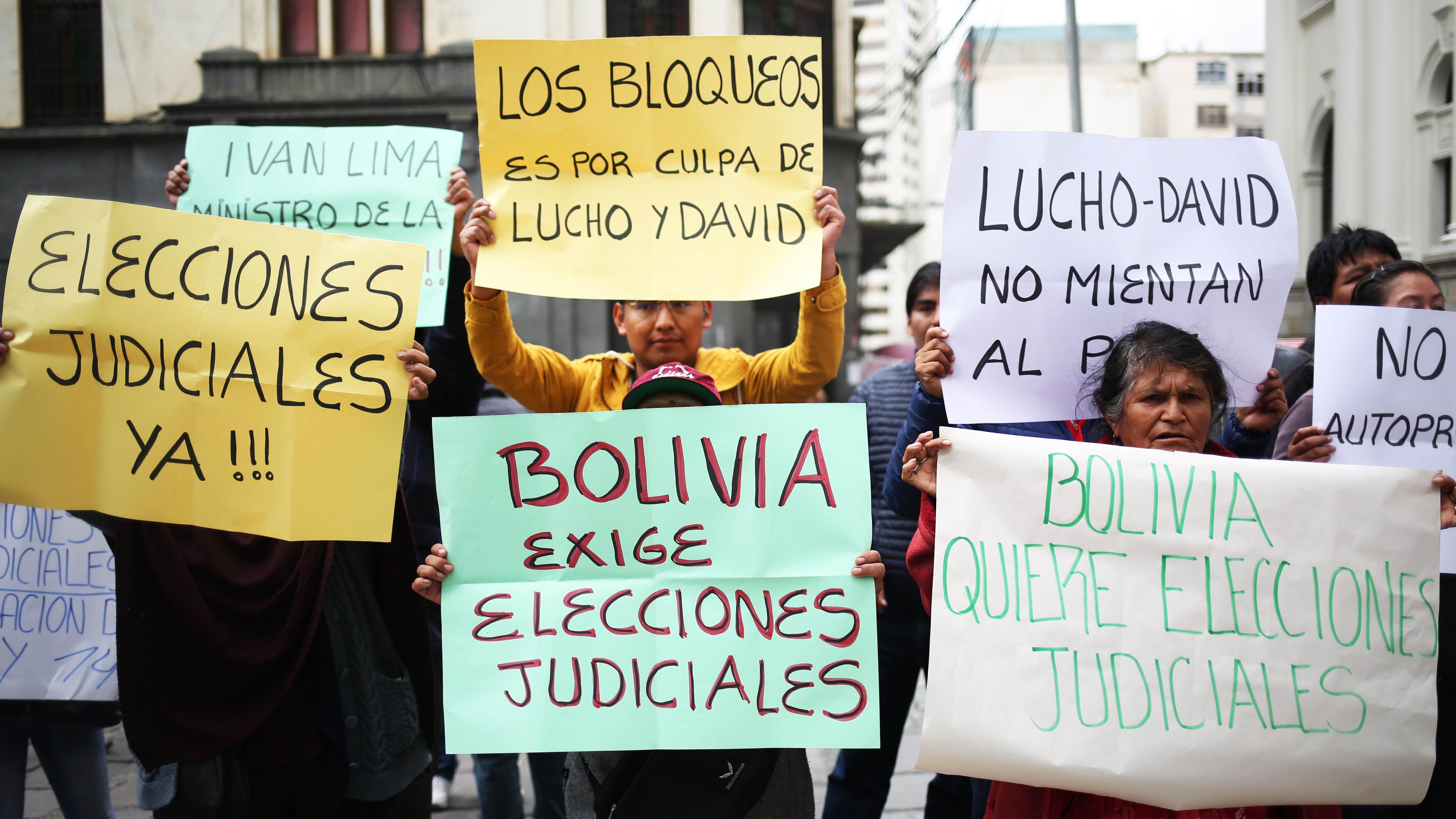 Personas protestan para exigir elecciones judiciales, frente a la sede de la Vicepresidencia en La Paz, Bolivia, 29 de enero de 2024.