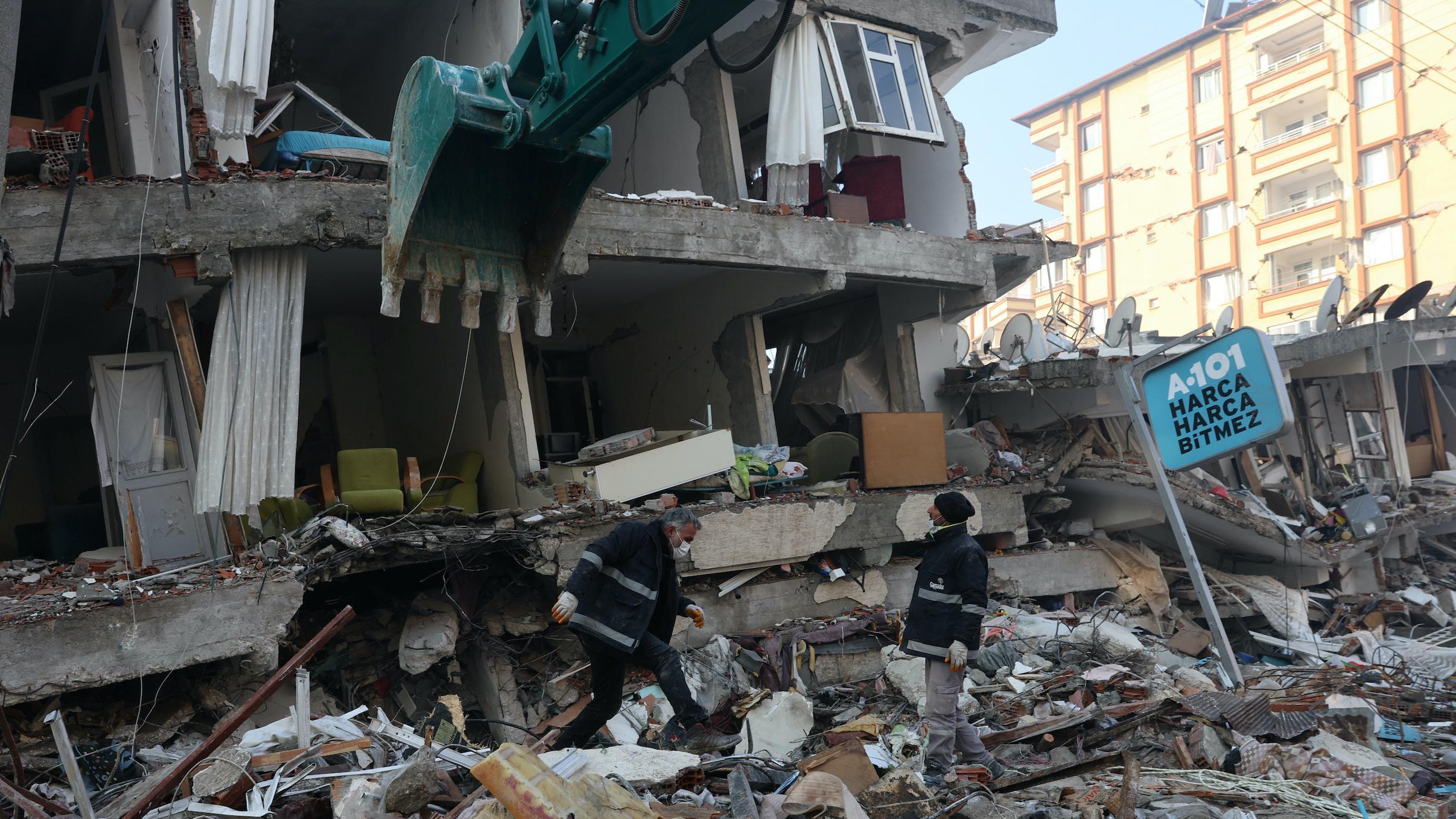 Tim penyelamat bekerja di lokasi bangunan yang runtuh, pasca gempa mematikan di Hatay, Turki, 8 Februari 2023. REUTERS/Umit Bektas