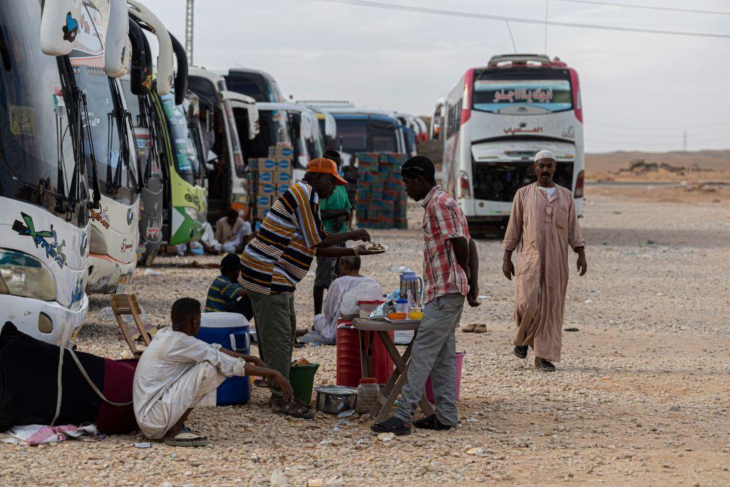 سائقون سودانيون ينتظرون بالقرب من أسوان - أرشيفية 