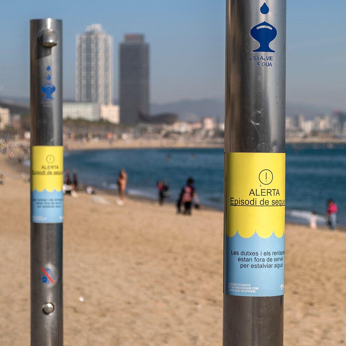 Dois chuveiros públicos de uma praia de Barcelona 