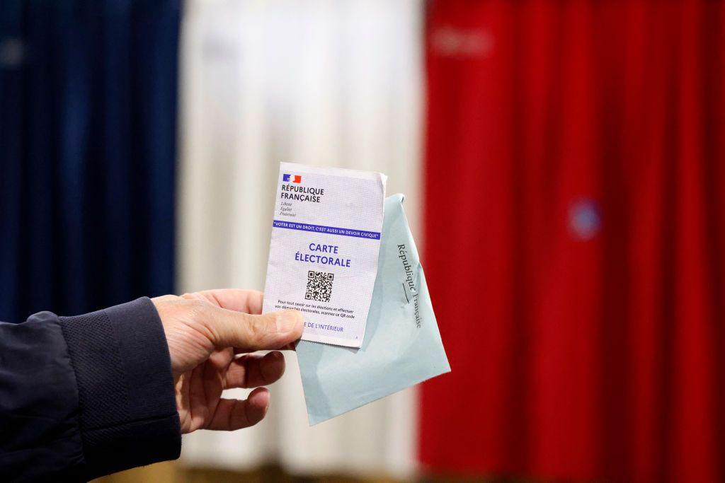 بطاقة انتخابية وورقة اقتراع معروضتان خلال الجولة الثانية من الانتخابات التشريعية الفرنسية في مركز اقتراع في لو توكيه، شمال فرنسا، 7 يوليو 2024.