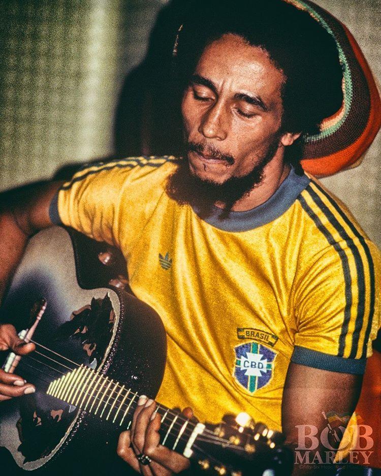 Bob Marley toca violão vestido com a camisa da equipe brasileira